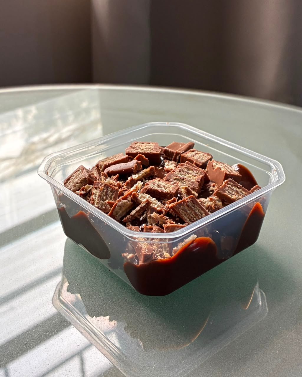 Brownies recheados com cobertura de chocolate e pedaços Kit-Kat