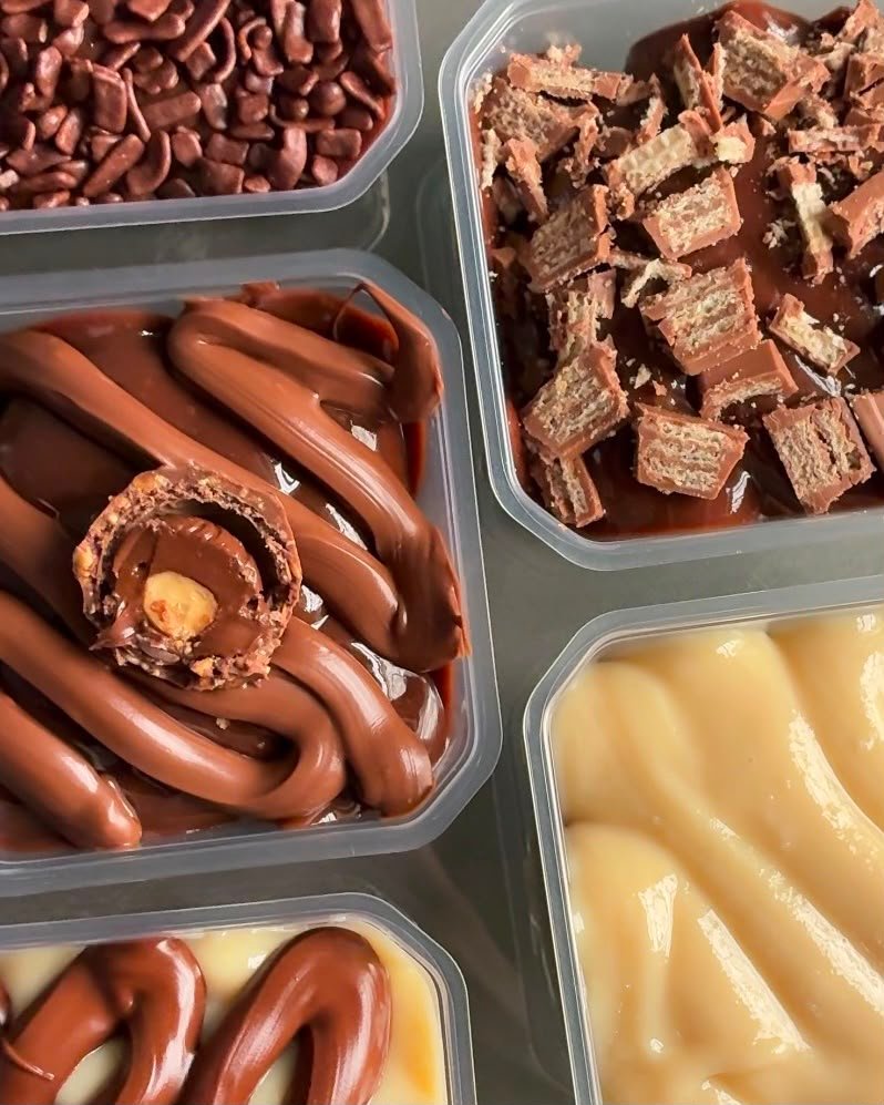 Brownies recheados com cobertura de chocolate e pedaços crocantes
